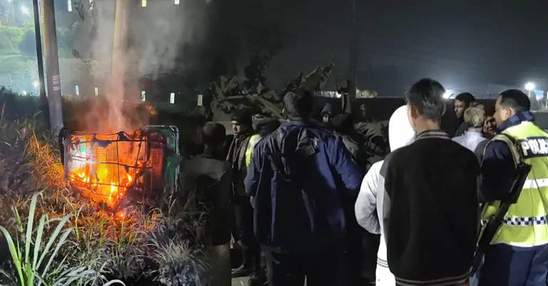 আগুন দেয়া সিএনজি; ঘটনাস্থলে স্থানীয় ও পুলিশ সদস্যরা